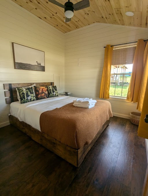 The Summer Retreat (2 bed 2 bath turnkey cabin!)