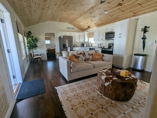 The Summer Retreat (2 bed 2 bath turnkey cabin!)