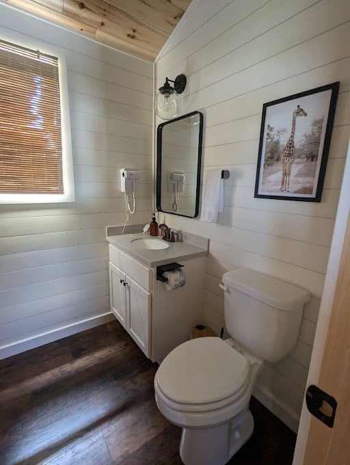The Summer Retreat (2 bed 2 bath turnkey cabin!)