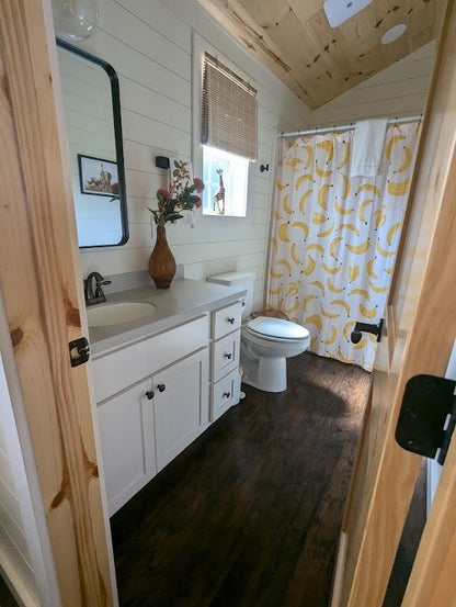 The Summer Retreat (2 bed 2 bath turnkey cabin!)