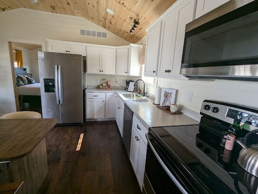 The Summer Retreat (2 bed 2 bath turnkey cabin!)
