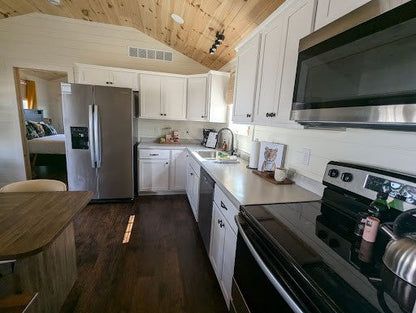 The Summer Retreat (2 bed 2 bath turnkey cabin!)